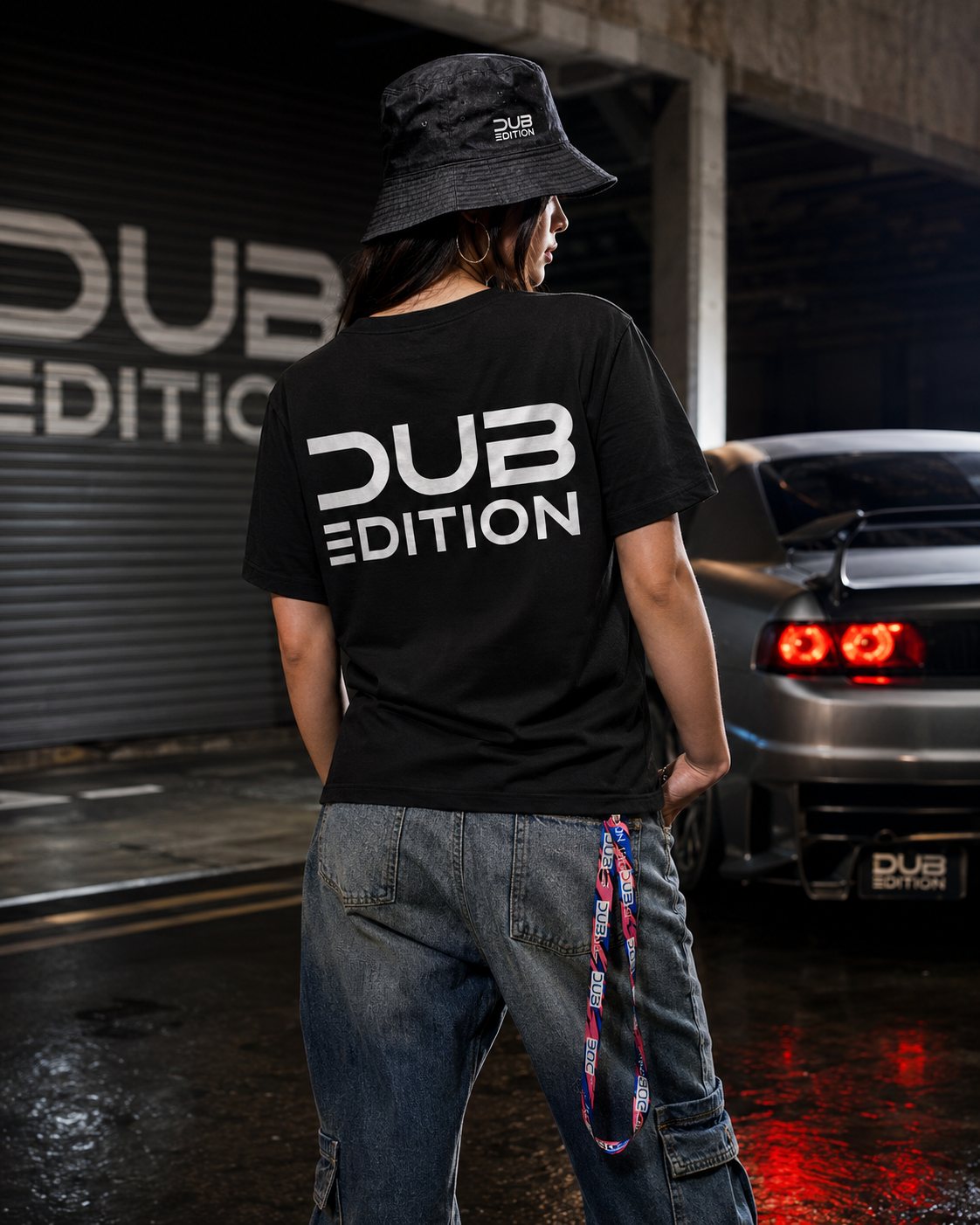 Camiseta negra con logo trasero y lanyard