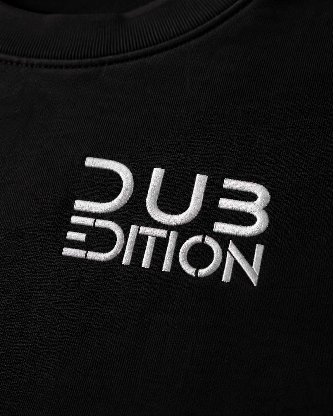 Detalle de bordado Dub Edition en camiseta negra