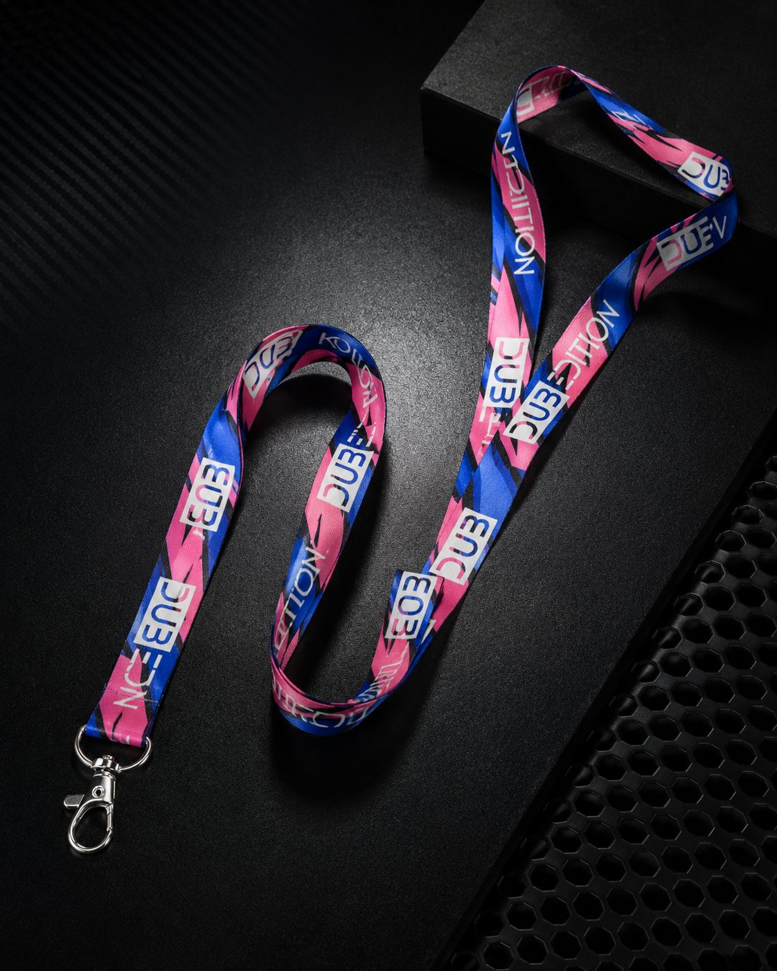 Lanyard Dub OEM sobre fondo oscuro