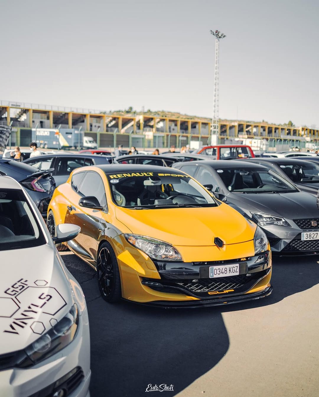 Coche amarillo en evento Dub Edition